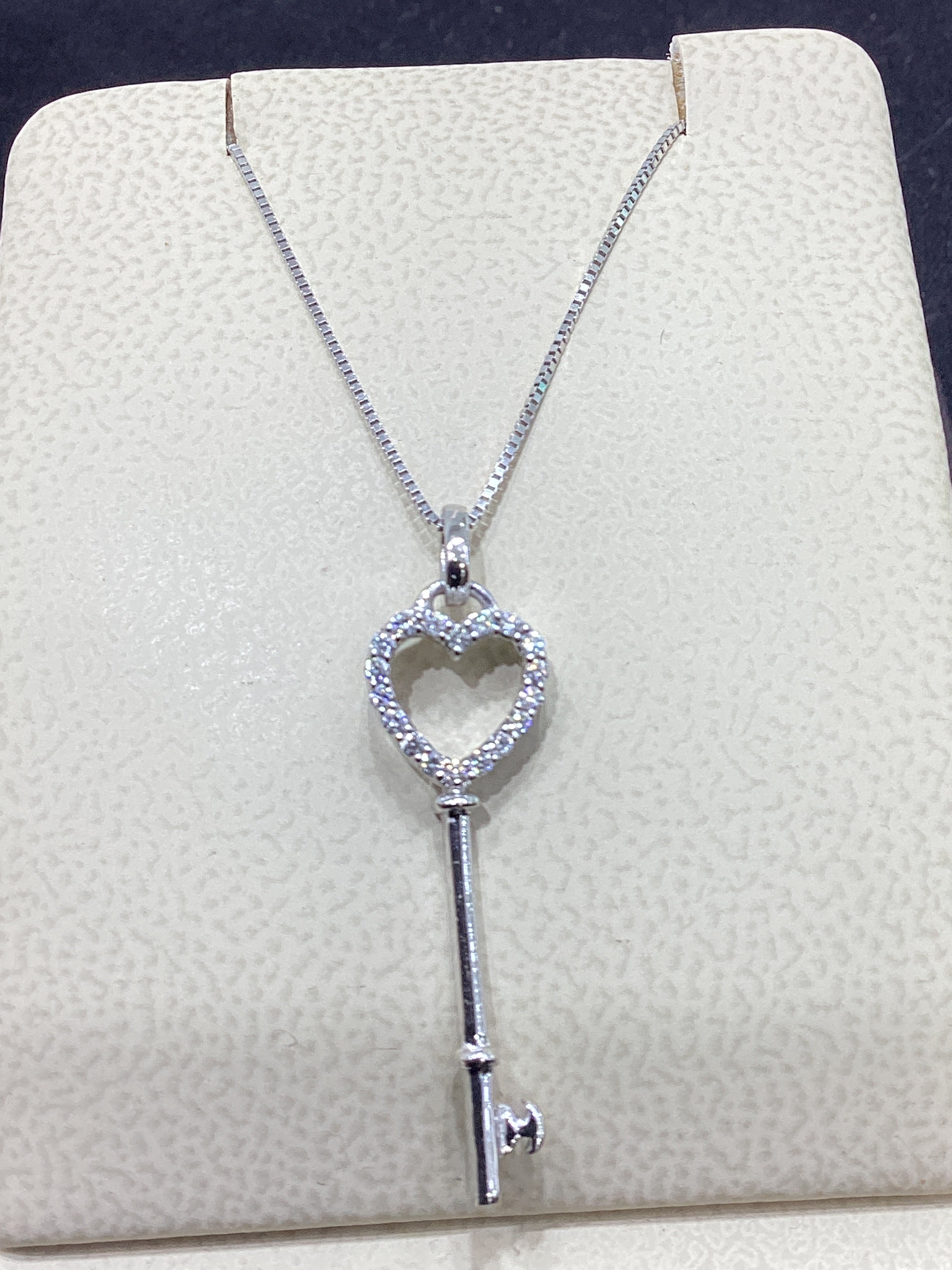 10k White Gold 0.108 ctw diamond necklace