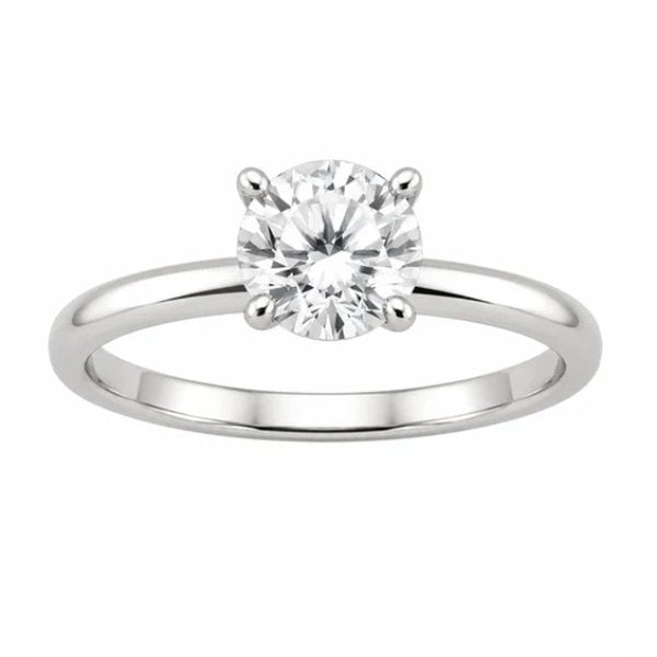 Round cut diamond engagement ring